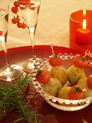 鱈とチーズの一口コロッケ&シャンパン・マイクロトマト添え